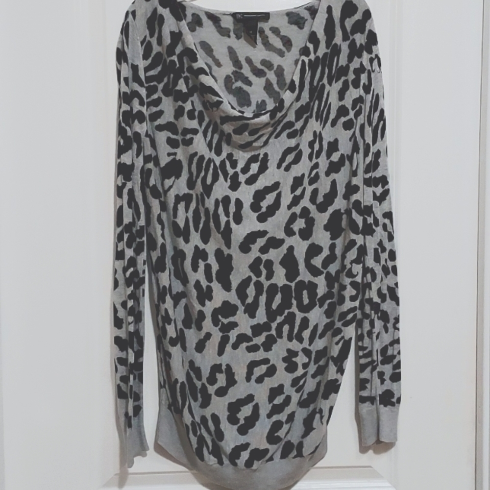 🎁 4/$20 I.N.C.- Long sleeve sweater Leopard print.